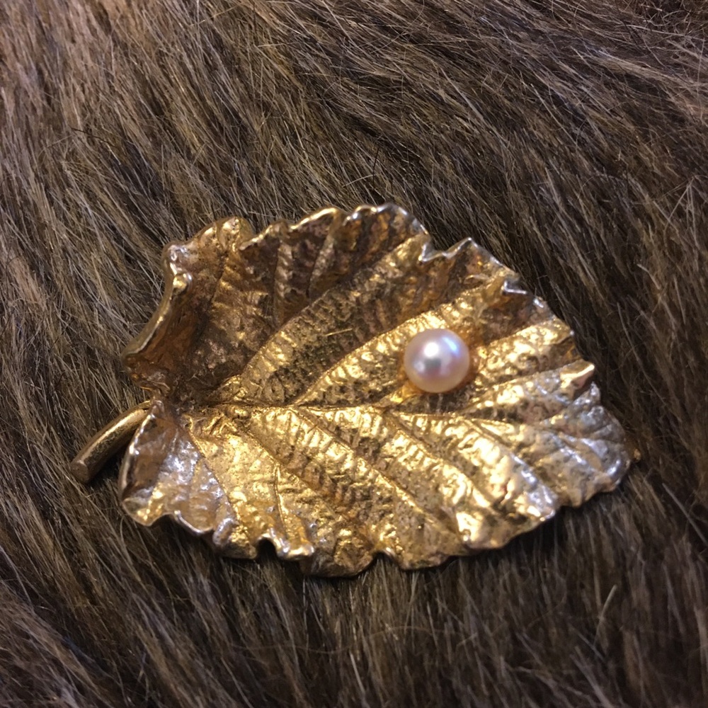 Vintage 70s gold tone leaf pearl accent brooch